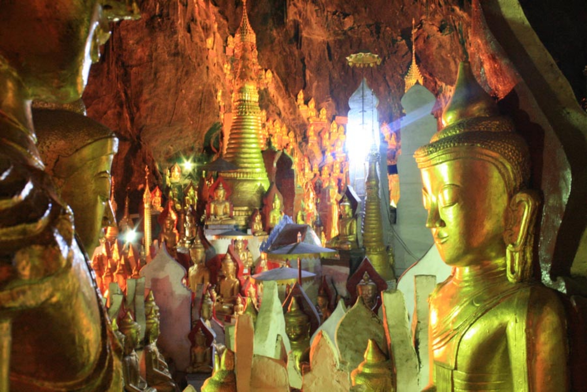 LA CUEVA DE LOS 8.500 BHUDAS